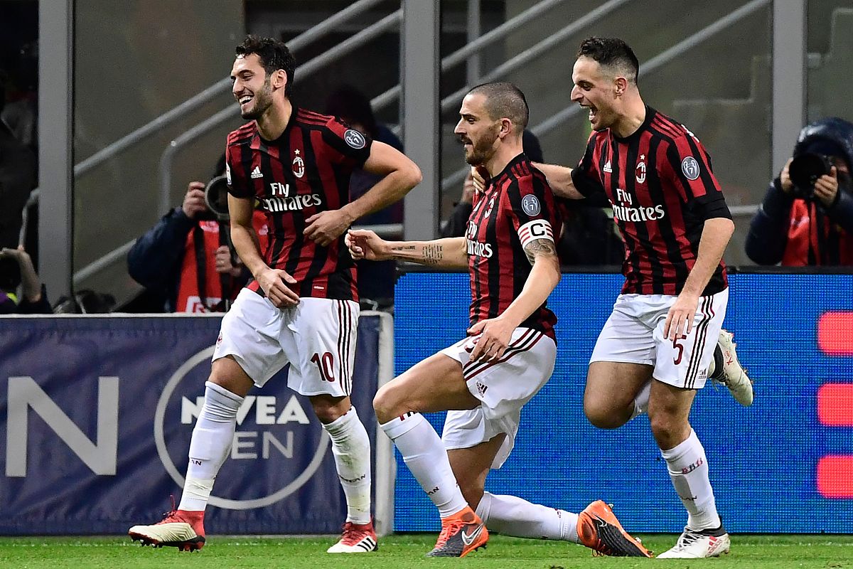 爱游戏-AC米兰鏖战拜仁，范戴克点燃赛场