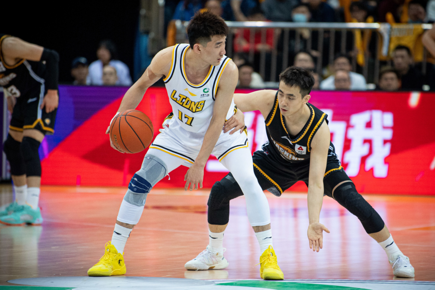 爱游戏在线-天津队险胜步行者，赵继伟惊艳四座