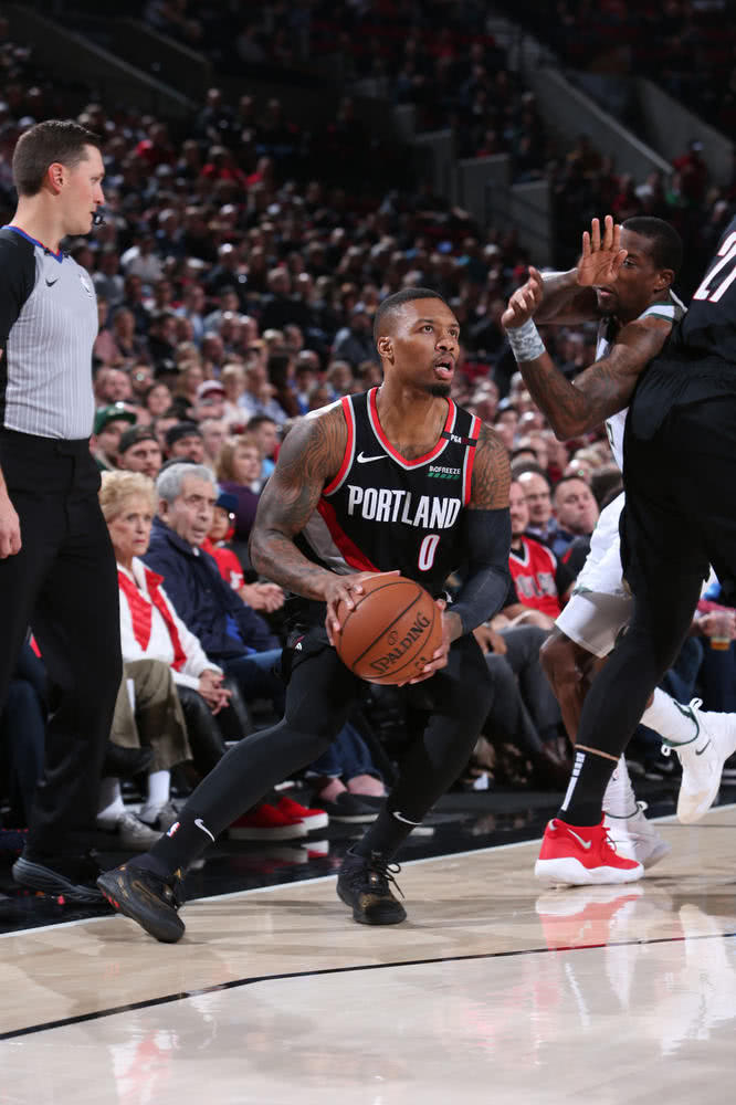 雄鹿险胜灰熊，麦科勒姆惊艳四座